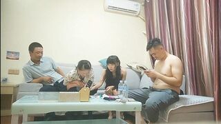 【换妻传媒】约巨乳夫妻4P交换，玩成人游戏调情，扶着肥臀后入，两个奶子操的直晃动