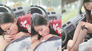 最新极品网红反差婊学生妹【司雨】大白天户外停车场车内足交，芊芊玉足性感小网袜，太会玩了射了好多