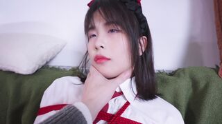 【丝米】《珊瑚的紧缚日记Ⅱ》jk装黑丝珊瑚双腿分开束缚，挠痒和棒棒的抚慰已经让她内裤湿润，长时间的吊缚让她无力而又更加敏感