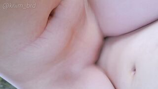 Candfans Myfans G奶妹终于露脸了！苗条的模特被束缚强制野外露出草地3P